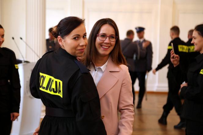 Te piękne kobiety służą w Policji