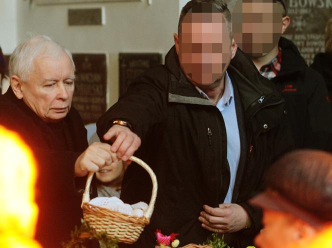 Jarosław Kaczyński ze skromnym koszyczkiem 