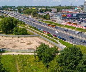 Odkrywkowa budowa tunelu tramwajowego pod parkiem Pięciu Sióstr na Ochocie