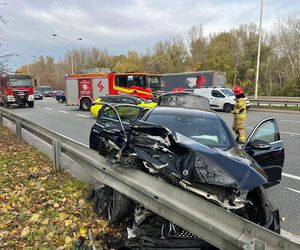 Kluczowa droga w Warszawie zablokowana. Poważny wypadek na Wisłostradzie