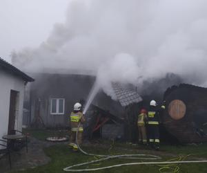  Pożar domu w powiecie nakielskim! Na miejscu aż 11 zastępów straży pożarnej [ZDJĘCIA]