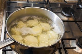 Absolutnie nie wylewaj wody po ugotowanych ziemniakach. Może ci się jeszcze przydać