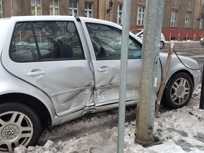 Posypał śnieg, posypały się kolizje w Lesznie 