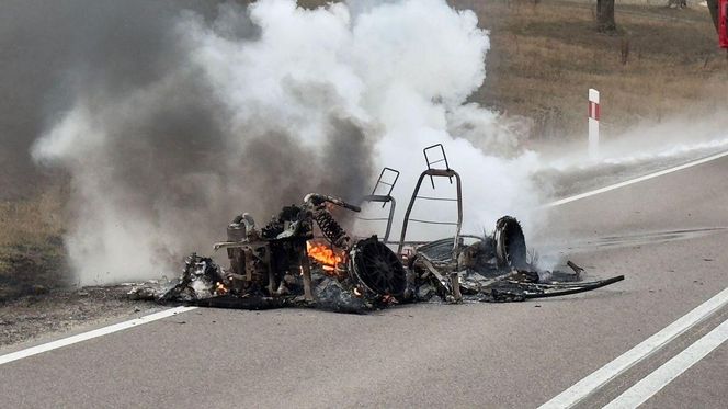   Jeziorki. Auto stanęło w płomieniach. Kierowca uciekł w ostatniej chwili