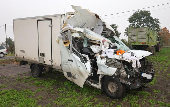 Bus wbił się w tył przyczepy traktora! O krok od tragedii na DK 62