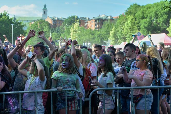 W Lubinie wybuchła bitwa... na kolorowe proszki. Zobacz zdjęcia z Festiwalu Kolorów! [GALERIA]