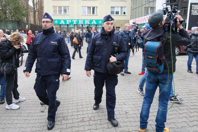 Zbigniew Ziobro doprowadzany przez policję spod budynku TV Republika