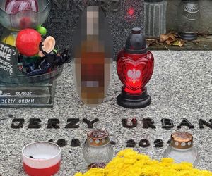 Grób Jerzego Urbana w Zaduszki. Niewiarygodne, co mu położyli na płycie!