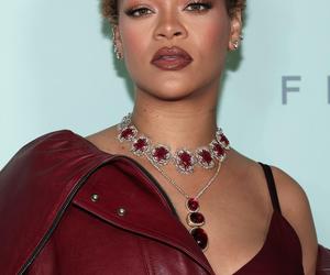 Rihanna pokazała nową fryzurę