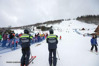 Policjanci na nartach pilnują porządku na stokach podczas ferii