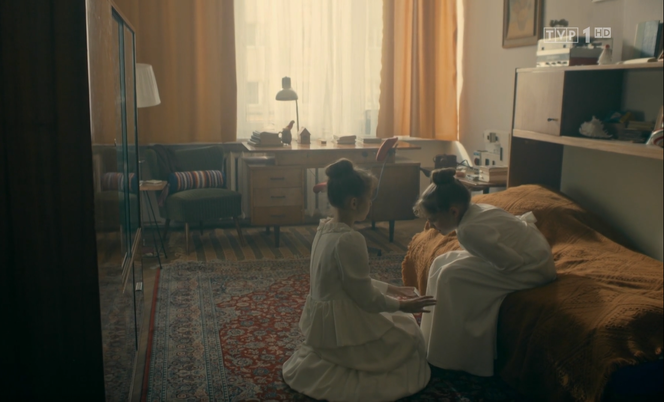 Stulecie Winnych, odc. 43: Julia (Nadia Głazińska), Ula (Sabina Bendarz)