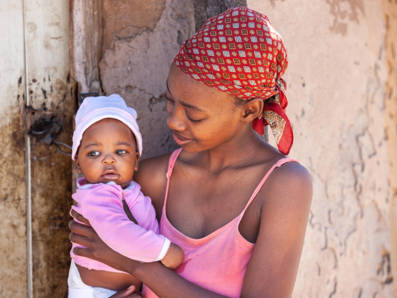 Kto odcina pępowinę, przekazuje dziecku charakter? Wierzenia i zwyczaje mam z innych stron świata