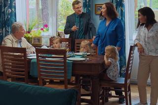 M jak miłość odc. 1682. Kinga (Katarzyna Cichopek), Piotrek (Marcin Mroczek), Marszałek (Emilian Kamiński), Misiek (Aleksander Bożyk), Filarska (Hanna Mikuć), Emilka (Julia Kempka), Zuzia (Marcelina Kempka)