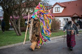 Gonili dziewczęta, straszyli dzieci i pożegnali stary rok. Brodacze ze Sławatycz gotowi na 2023 rok!