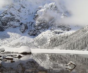 Turyści wchodzą na tafle tatrzańskich stawów. TOPR ostrzega