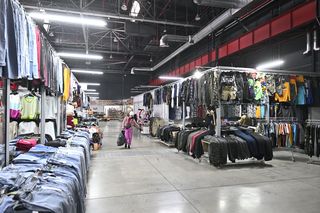 Przełom w centrum handlowym na Modlińskiej. Po tygodniach walki kupcy wracają do normalnej pracy