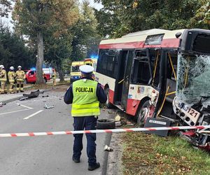 Zderzenie autobusu miejskiego z osobówką w Wilkowicach koło Leszna