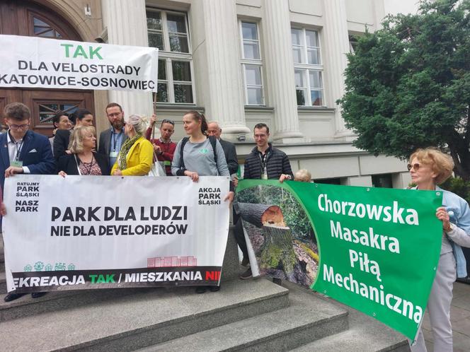 Konferencja prasowa zorganizowana przez społeczników po rozprawie w WSA w Gliwicach