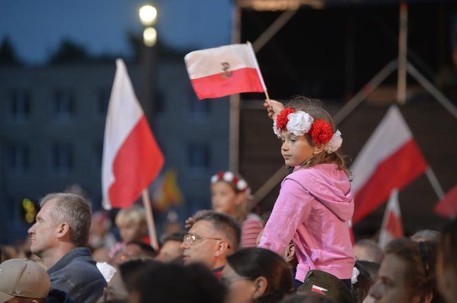 Warszawa śpiewała dla powstańców. "Jesteście naszą dumą!"