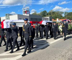 Rodzina, przyjaciele i strażacy pożegnali druhów OSP Żukowo. Zdjęcia chwytają za serce 