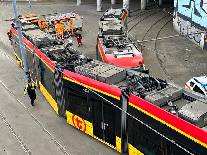 Totalna demolka na Bielanach. Roztrzaskane tramwaje i wielu rannych! Trzy osoby trafiły do szpitala