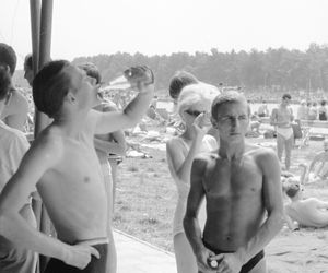 QUIZ PRL. Seksbomby znad Bałtyku. W czym opalały się nasze matki i babki? 15 pytań o plażowanie w stylu PRL