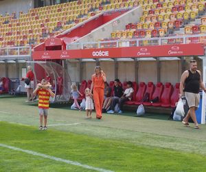 Pożegnianie Murawy na Chorten Arenie. Jagiellonia Białystok rozdaje boisko swoim kibicom