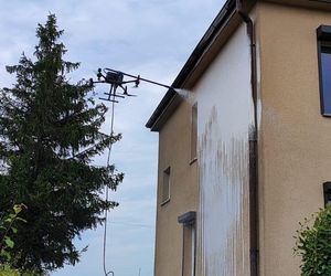 Czyszczenie elewacji i dachu z drona