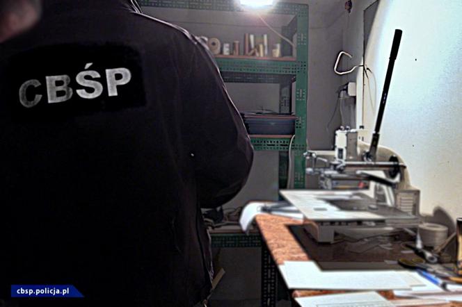 Masowo podrabiali dokumenty. CBŚP zlikwidowało nielegalną drukarnię