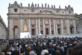 Plac Świętego Piotra wypełniony wiernymi. Modlitwa za papieża Franciszka wzrusza do łez