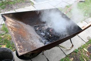 Spalanie kabli na ognisku