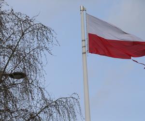 Skandal. Flaga w strzępach wisi na warszawskim rondzie