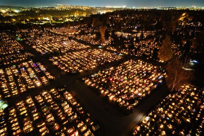 1 listopada na Cmentarzu Łostowickim w Gdańsku. Tak wygląda w dniu Wszystkich Świętych