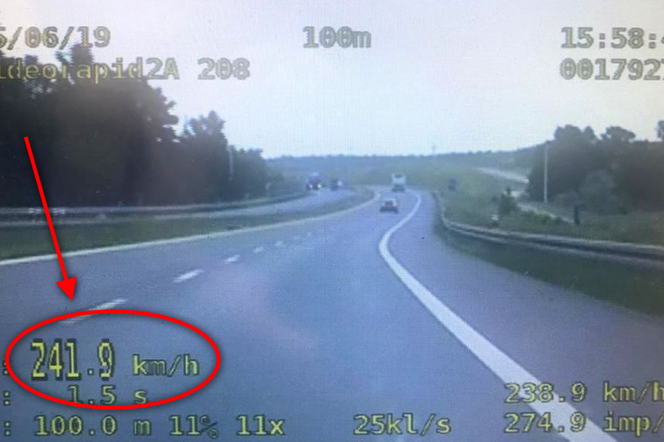 29-latek pędził 241 km/h