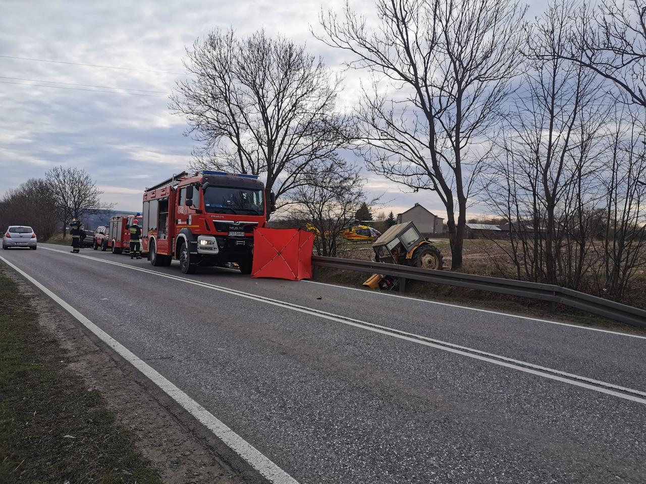 Trzeci dzień, trzecie lądowanie śmigłowca LPR. Tym razem zasłabł traktorzysta [GALERIA]