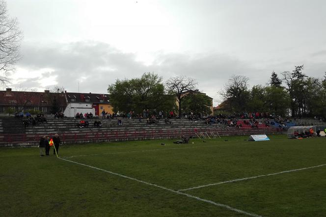 Stadion wymaga remontu.