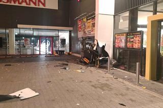Nocny wybuch w Strzelnie. Bankomat wyleciał w powietrze, gotówka została [ZDJĘCIA]