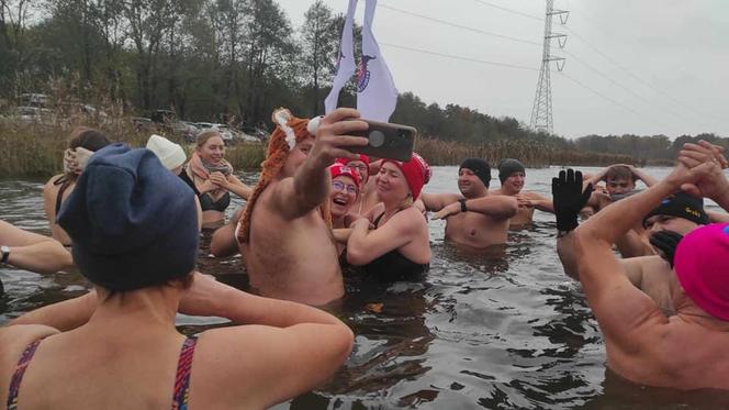 Zimna woda i intensywne opady śniegu. Morsy z woj. lubelskiego były zachwycone pogodą!