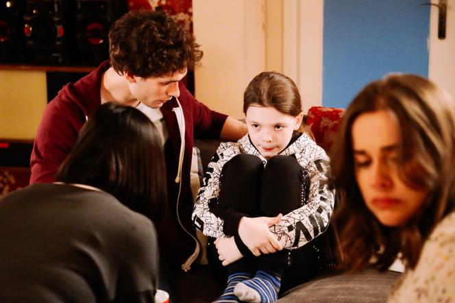 Na Wspólnej, odc. 3282. Eliza (Katarzyna Chorzępa), Jarek (Wojciech Rotowski), Mączyk (Anna Kędziora), Jaruś Junior (Jan Leśniewski)