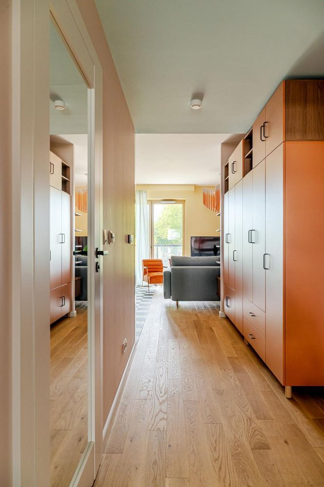 Kolorowe mieszkanie w stylu kalifornijskiego modernizmu