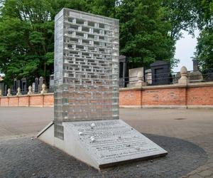 Grób symboliczny grupy Oneg Szabat na Cmentarzu Żydowskim w Warszawie