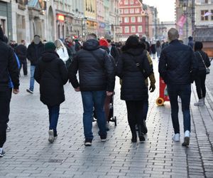 Polacy wypowiedzieli się na temat tego, czy polityk powinien zniknąć z życia publicznego, jeśli ma znajomości z osobami skazanymi