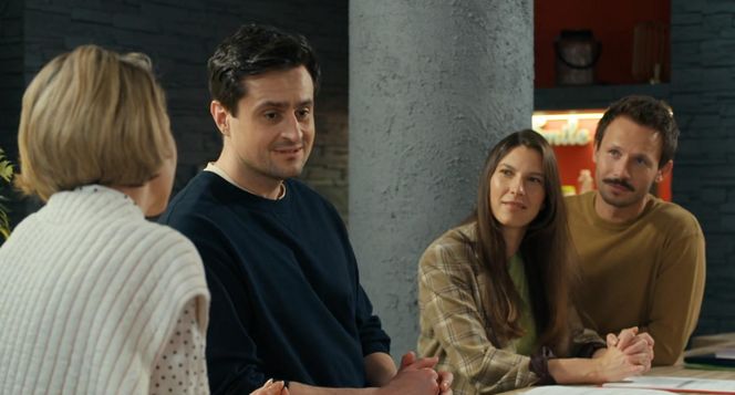 Barwy szczęścia odc. 3232. Regina (Kamila Kamińska), Franek (Mateusz Banasiuk), Malwina (Joanna Gleń), Herman  (Maciej Raniszewski)