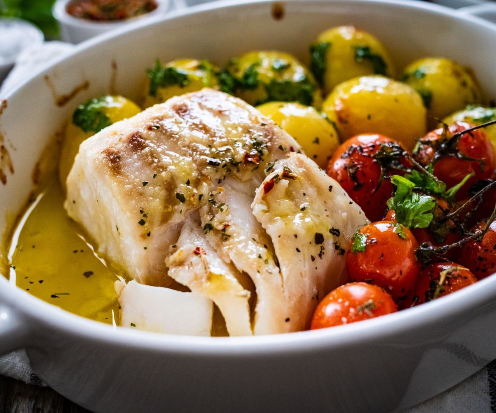 Ryba zapiekana z warzywami w śródziemnomorskim stylu. Pysznie, zdrowo i łatwo