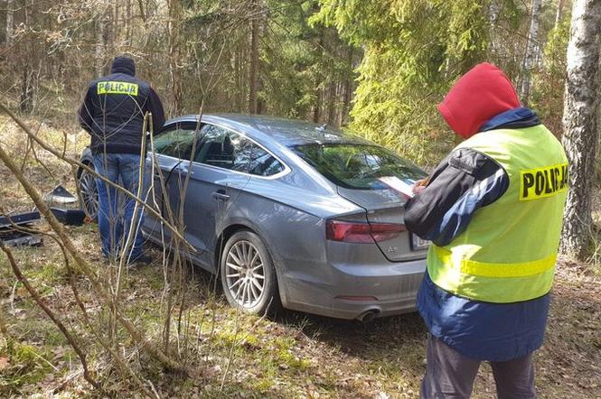 Pomorskie: 25-latek spał w skradzionym aucie za 300 tysięcy złotych. Obudzili go policjanci