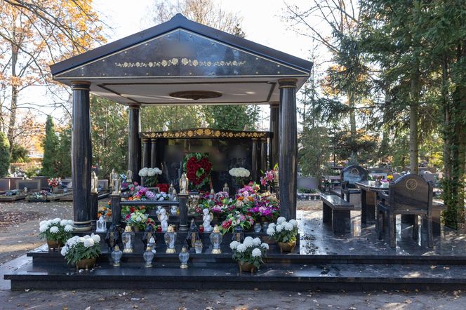 Tego grobu nikt się nie spodziewał! Zadaszenie, stół i krzesła na cmentarzu w Poznaniu