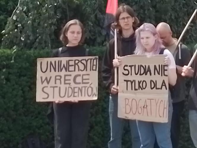 Protest studentów przed rektoratem UAM