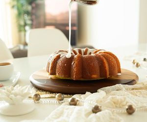 Orzechowa babka sprawdzi się idealnie na święta Wielkiej Nocy. Pozostanie świeża przez długi czas