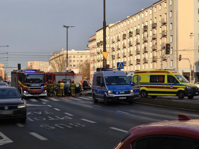 Warszawa. Dwa wypadki na skrzyżowaniu Grójeckiej i Wawelskiej. Autobus zderzył się z pojazdem wojskowym [ZDJĘCIA].