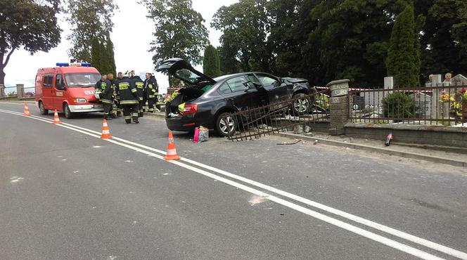 Wypadek w Niewieścinie. Rozpędzona kobieta zakończyła swój rajd na... cmentarzu [ZDJĘCIA]